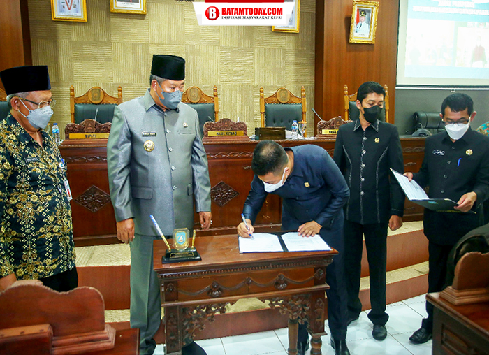 Firdian Syah, Wakil Ketua II DPRD Anambas menandatangani draft Ranperda
